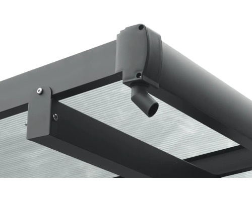 Detail terasového zastřešení s okapem a průhlednou střechou