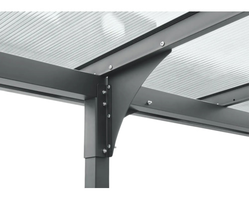 Detail kovové terasy se střechou z průhledných panelů