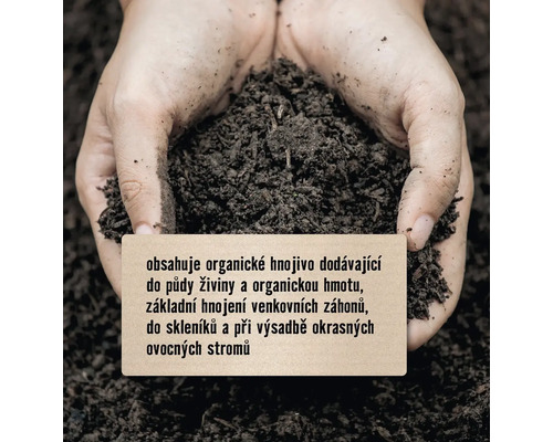 Dvě ruce drží půdu s nápisem s informacemi o organickém hnojivu.