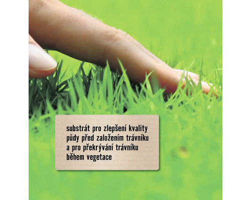 Ruka se dotýká trávy, vedle ní štítek s textem o substrátu pro zlepšení kvality půdy před založením trávníku a pro překrývání trávníku během vegetace.