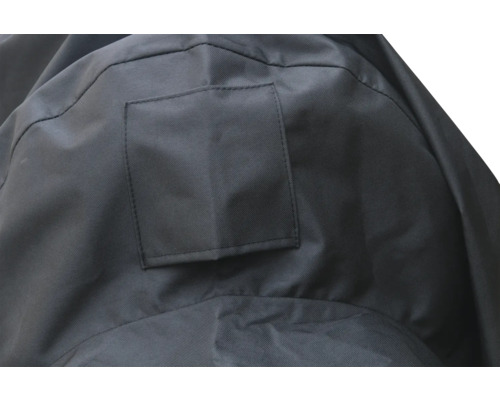 Detailní záběr šedého ochranného krytu s čtvercovou kapsou