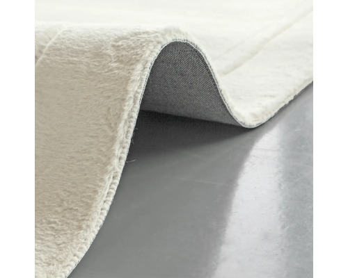 Detailní pohled na koberec s vysokým vlasem s textilním podkladem