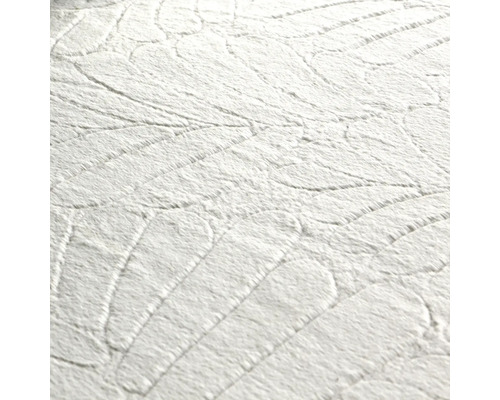 Detail bílé strukturované tapety s motivem listů