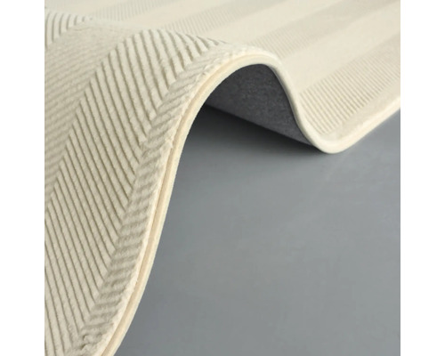 Koberec s proužkovaným vzorem a cikcakovým vzorem