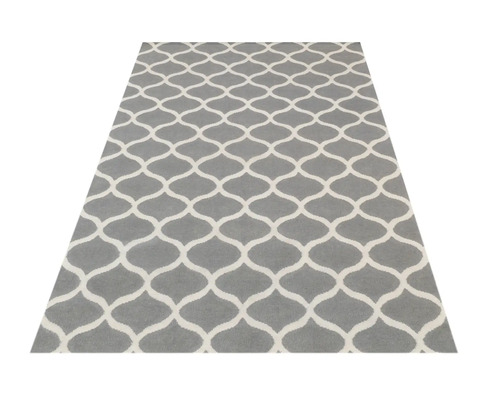 Šedý koberec s marockým vzorem