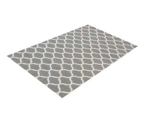 Šedý koberec s bílým vzorem