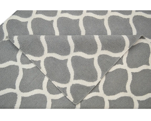 Šedý koberec s bílým vzorem