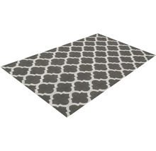 Šedý koberec s geometrickým vzorem