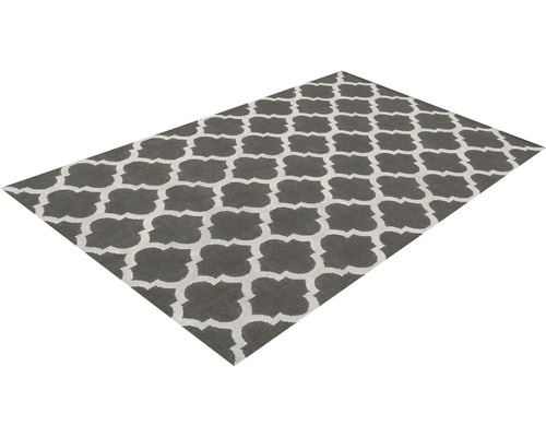 Šedý koberec s geometrickým vzorem