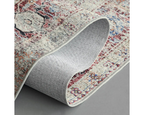 Srolovaný koberec se vzorovaným designem