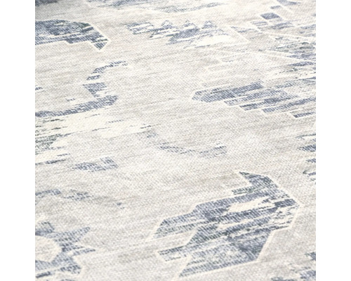 Detailní pohled na koberec s abstraktním vzorem