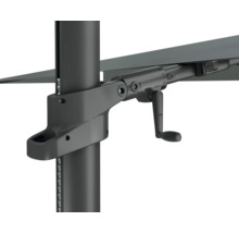 Detailní záběr slunečníku s klikovým mechanismem pro nastavení stínu