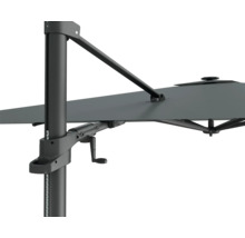 Detailní záběr slunečníku s klikovým mechanismem pro snadné ovládání.