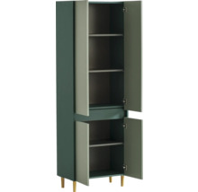 Otevřená skříň s policemi a dřevěnými dveřmi