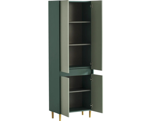 Otevřená skříň s policemi a dřevěnými dveřmi