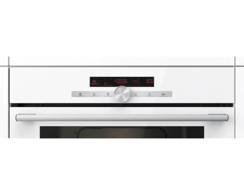 Detailní záběr bílé trouby s digitálním displejem