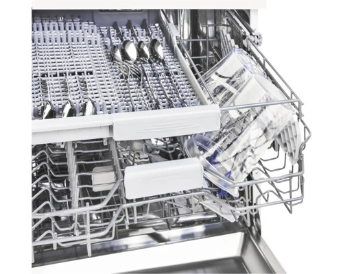 Vnitřní pohled na myčku nádobí s příbory a odměrkou v koších.