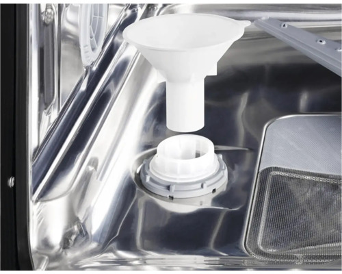 Interiér myčky s plnicím trychtýřem