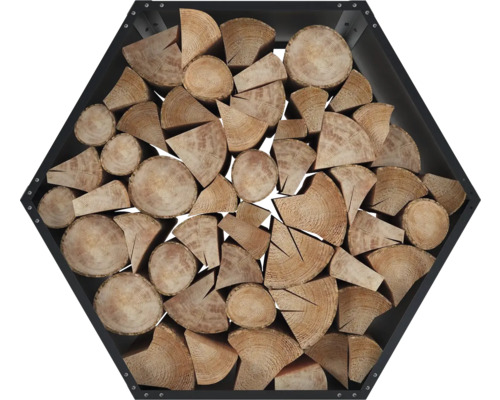 Šestiúhelníkový regál na dřevo plný palivového dříví