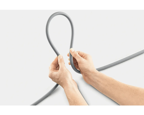 Šedý průřez kabelu držený dvěma rukama.