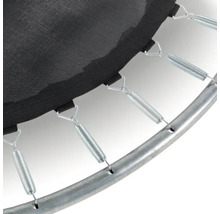 Detailní pohled na trampolínu s pružinami a rámem