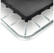 Detail trampolíny s pružinami a rámem.