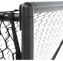 Detail fotbalové branky se sítí a černým rámem