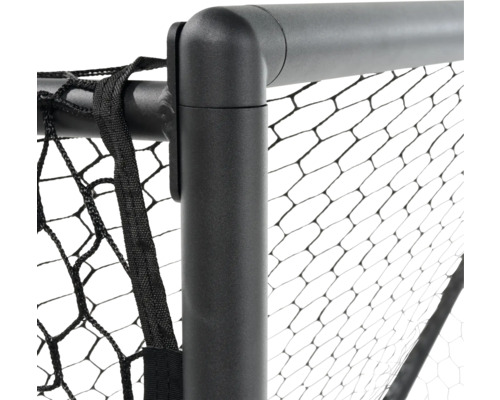 Detail fotbalové branky se sítí a černým rámem