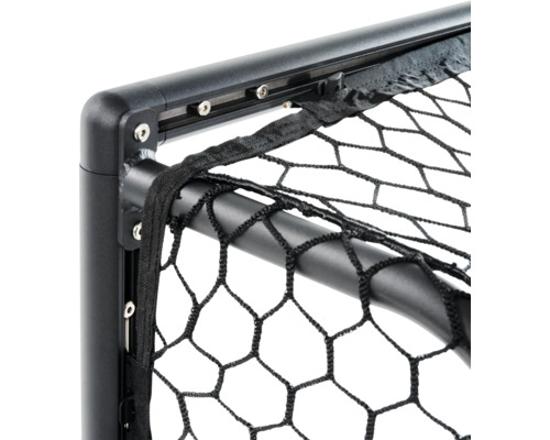 Detailní záběr nákladové sítě s rámem pro zajištění nákladu