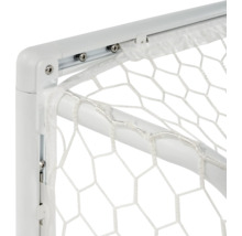 Detail fotbalové branky se sítí a bílým rámem