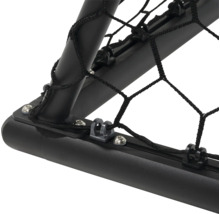 Detailní záběr fotbalové branky se sítí s černým rámem