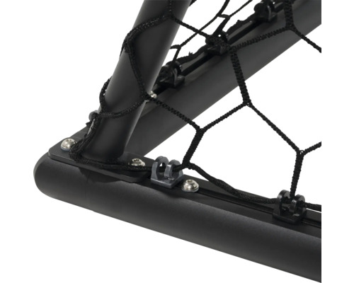 Detailní záběr fotbalové branky se sítí s černým rámem