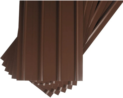 Stoh hnědých trapézových plechů pro střešní krytiny
