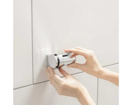 Instalace držáku sprchové hlavice v koupelně