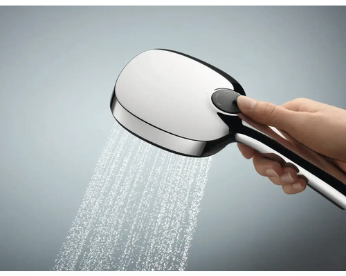 Ruční sprcha s vodním paprskem v provozu