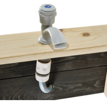 Šedý kohoutek s hadicovou přípojkou na dřevěném stole