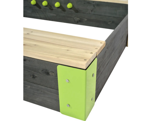 Detailní pohled na dřevěné pískoviště se zelenými rohovými spoji