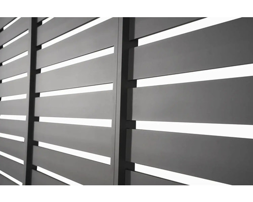 Detailní záběr na zástěnu se vodorovnými lamelami