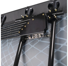 Detail sušáku na prádlo s černým rámem a šedou šňůrou na prádlo