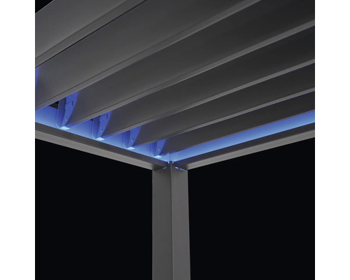 Detailní pohled na pergolu s lamelovou střechou a integrovaným osvětlením.