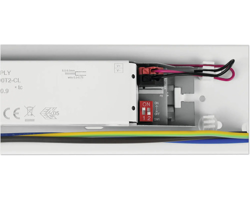 Detail elektronického komponentu s kabely a spínači.