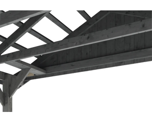 Detailní pohled na dřevěný altán se střešní konstrukcí