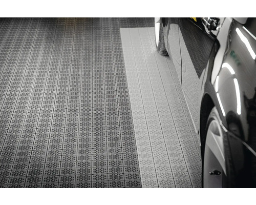 Garáž s podlahovými dlaždicemi a autem