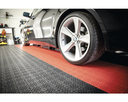 Spojovací dlaždice v garáži s autem