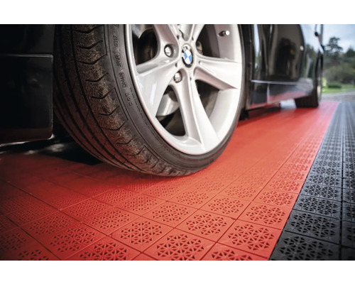 Detailní záběr auta na podlahových dlaždicích