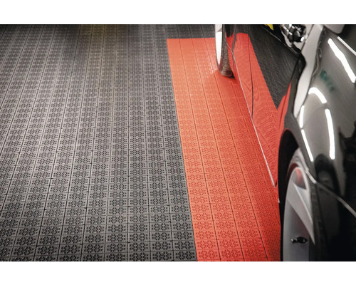 Podlaha garáže s podlahovými dlaždicemi a autem