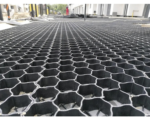 Detailní záběr na plastové zatravňovací dlaždice pro zahradní a krajinářské úpravy