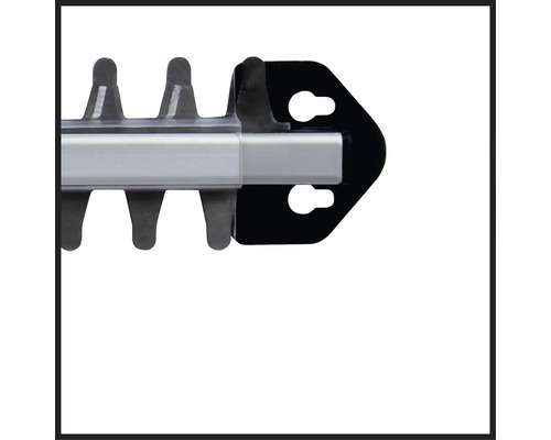 Detailní záběr čepele nůžek na živý plot.