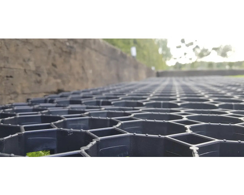 Detailní záběr na zatravňovací dlaždice pro zpevnění půdy v zahradě.