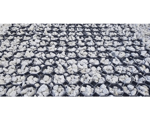 Detailní pohled na vyplněné zatravňovací dlaždice